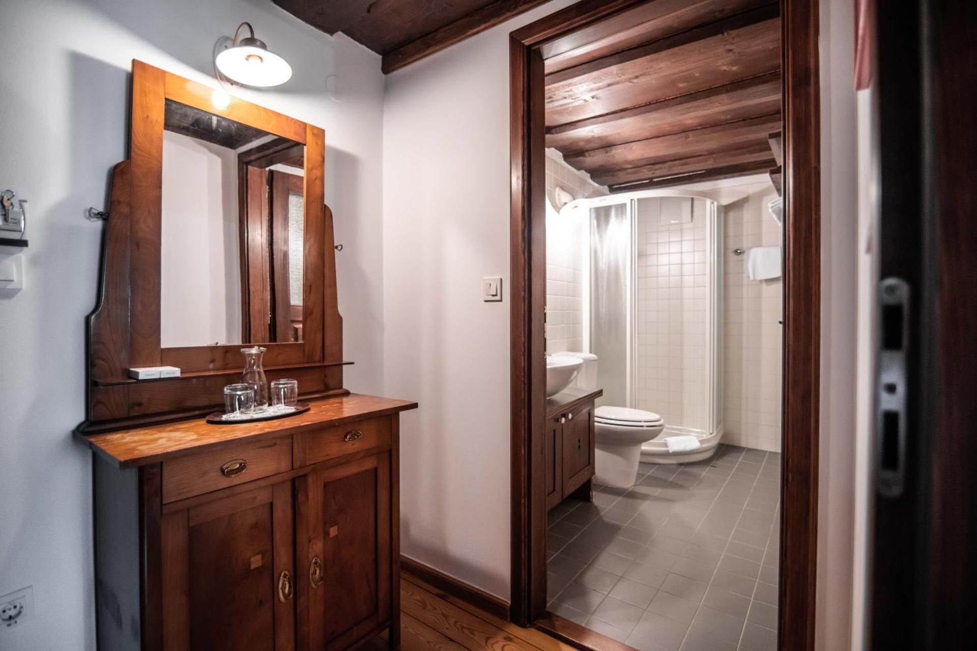 Double or Twin Room with Mountain View