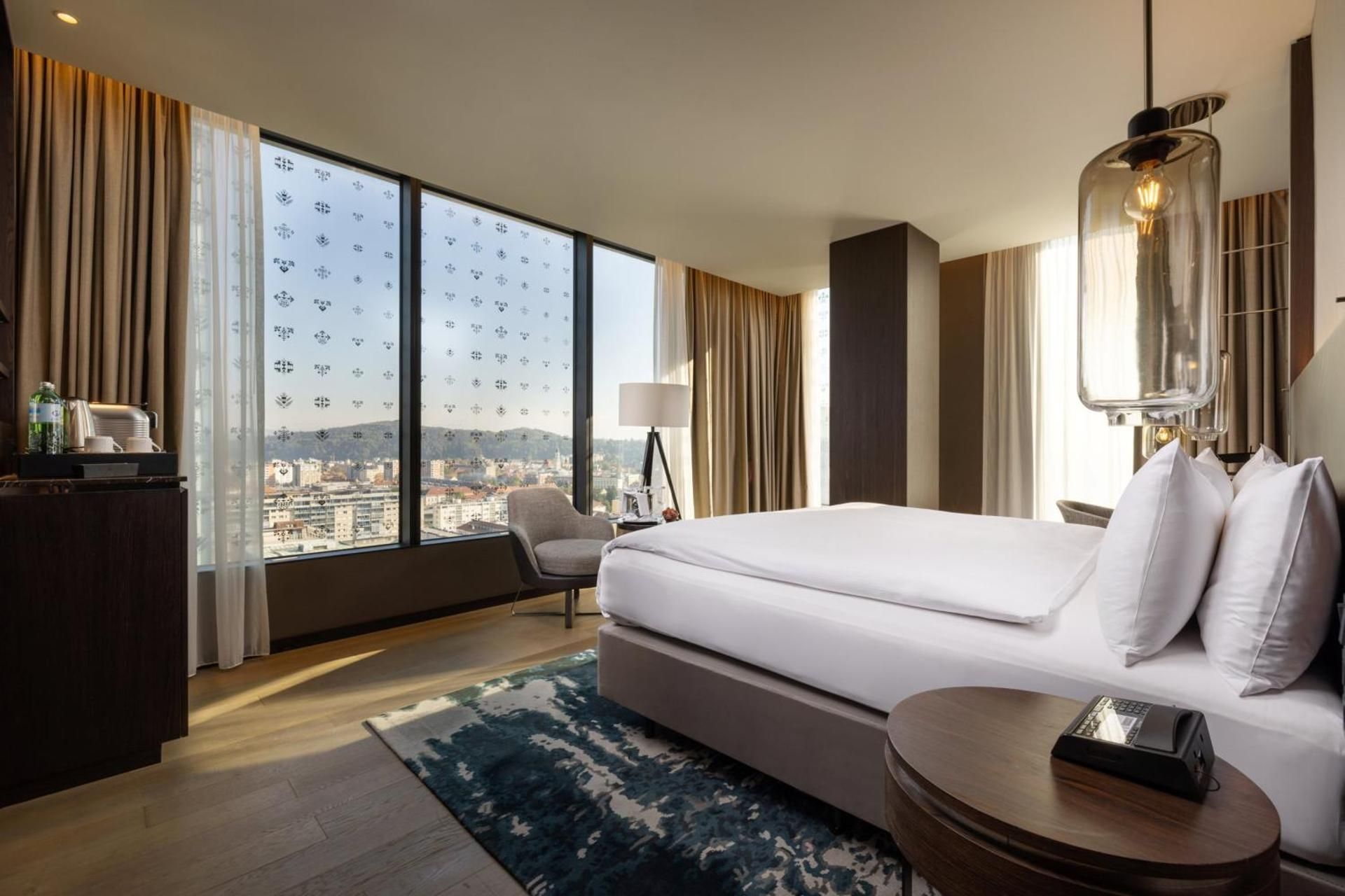 1 King Premium Club Lounge Access High Floor