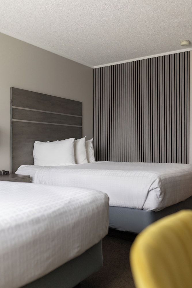 The Thompson Hotel Deluxe Room, 2 Queen Beds 3