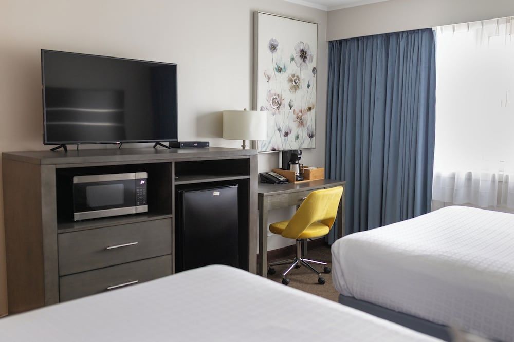 The Thompson Hotel Deluxe Room, 2 Queen Beds 4
