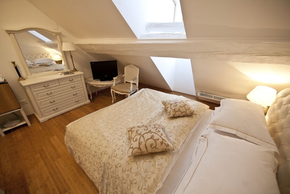 Single Room (Petit)