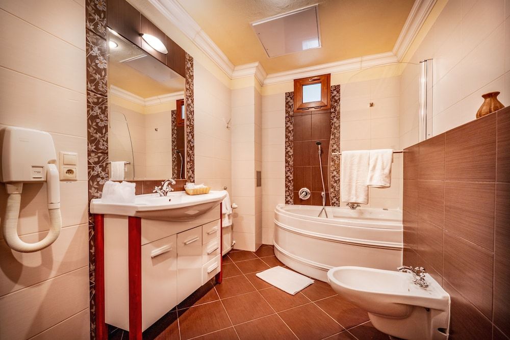 Hotel Capital Triple Room 5