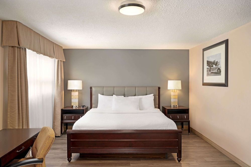 Deluxe Suite, 1 King Bed, Non Smoking, 2nd floor
