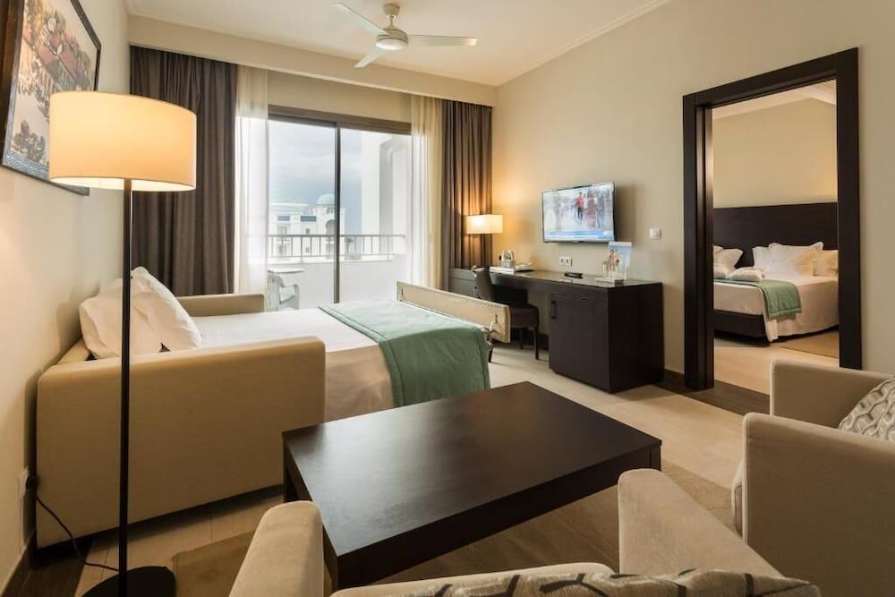 Hotel Concorde Green Park Palace Family Room, Garden View