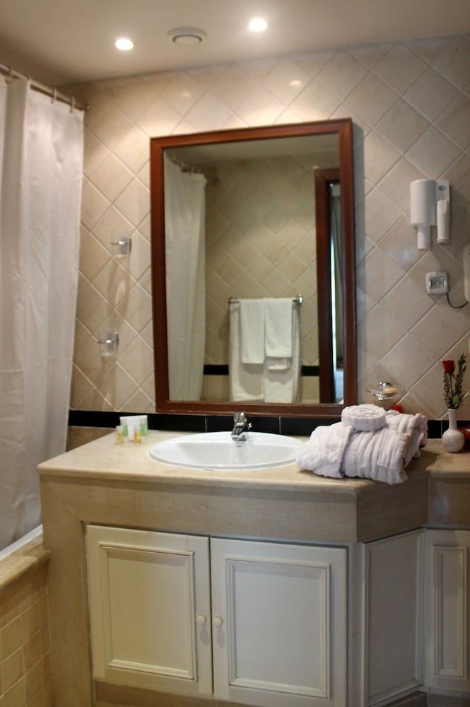 Hôtel Le Consul Double or Twin Room 10