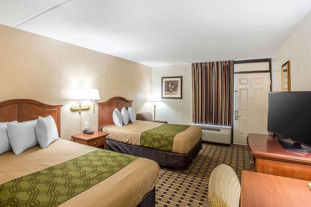 undefined Econo Lodge Savannah Midtown 2