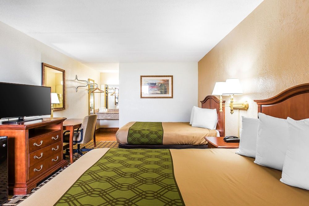 undefined Econo Lodge Savannah Midtown 4