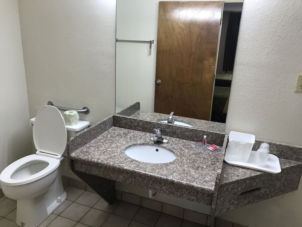 Econo Lodge Savannah Midtown Room, 1 King Bed, Non Smoking 6