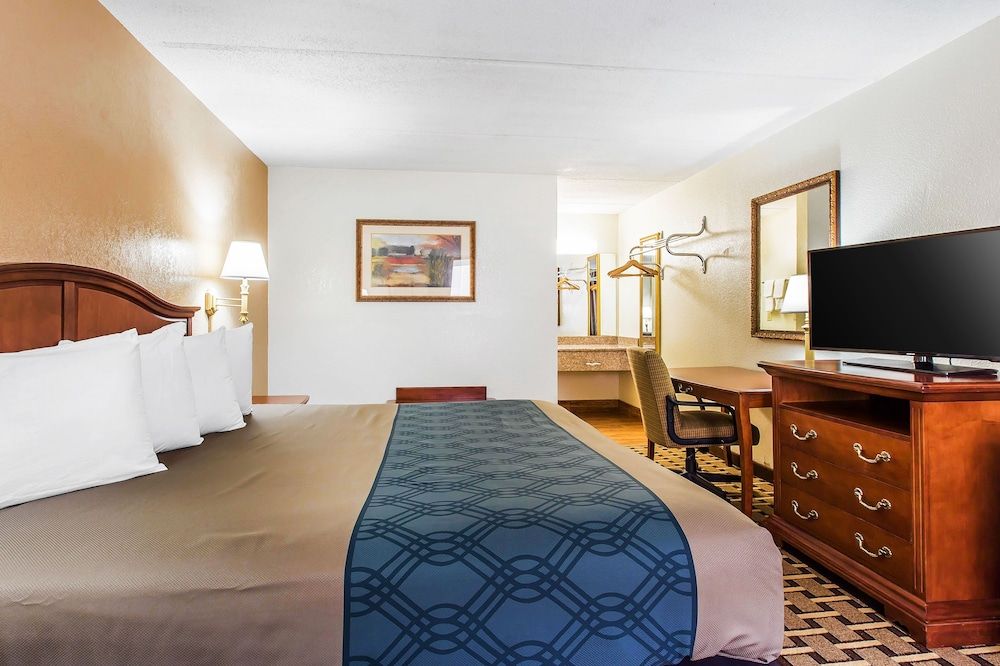 Econo Lodge Savannah Midtown Room, 1 King Bed, Non Smoking 3