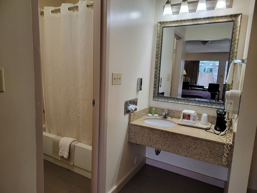 Twin Star Lodge One King Bed Smoking 3