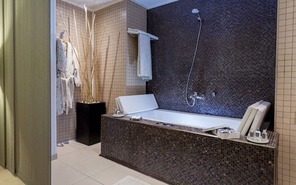 Deep Soaking Bathtub