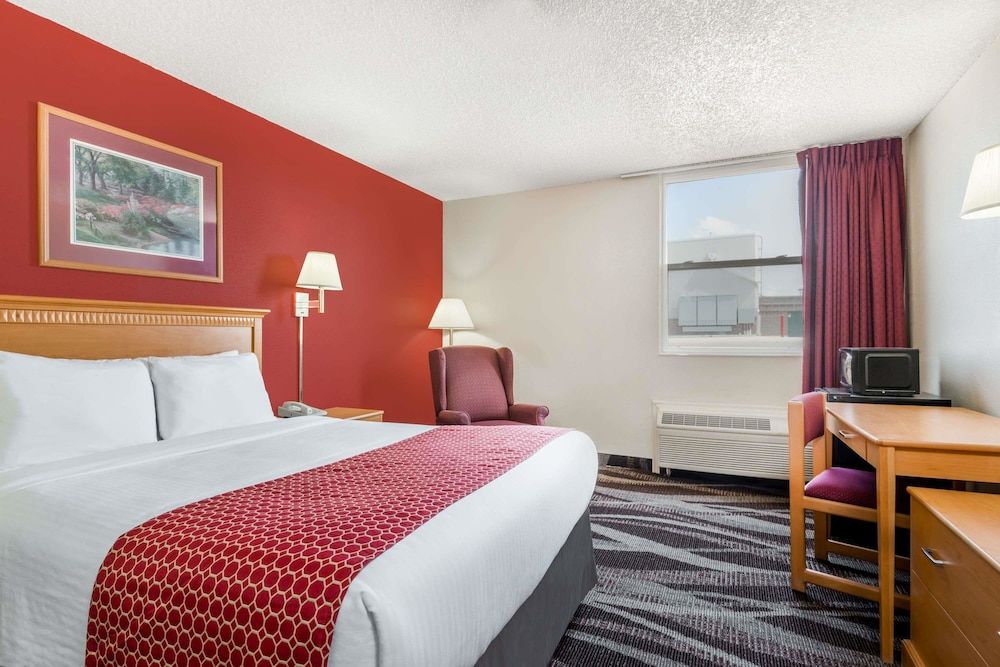Standard Room, 1 Queen Bed, Accessible, Non Smoking