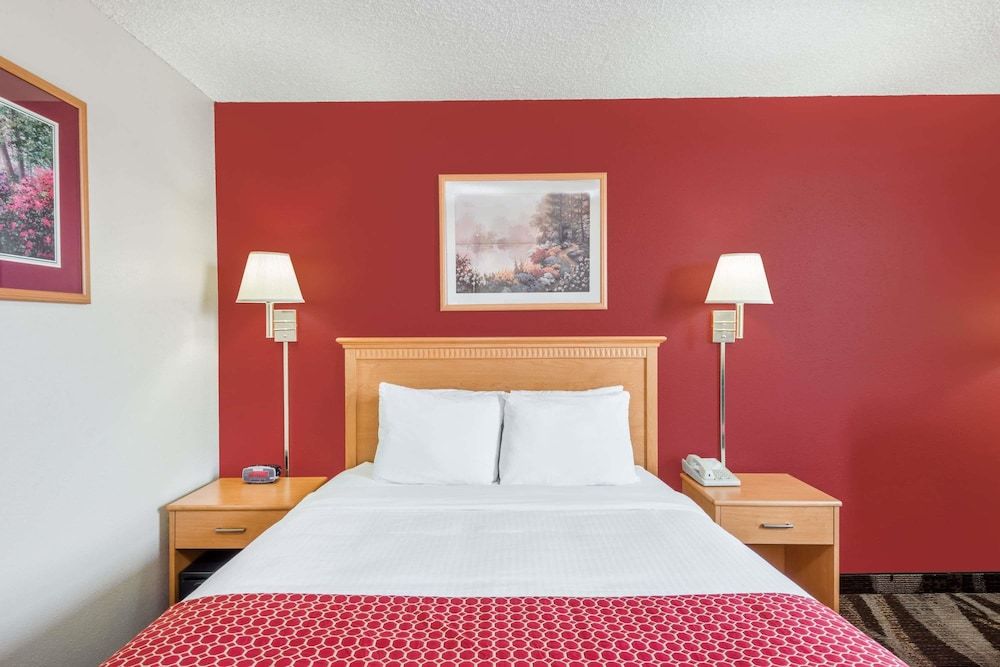 Standard Room, 1 Queen Bed, Accessible, Non Smoking