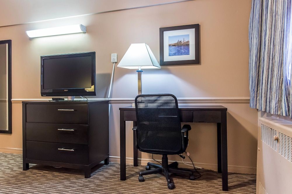 undefined Econo Lodge Downtown Ottawa 4