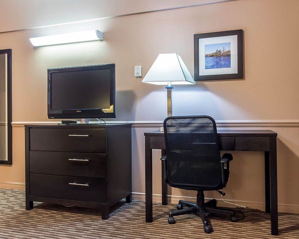 undefined Econo Lodge Downtown Ottawa 7