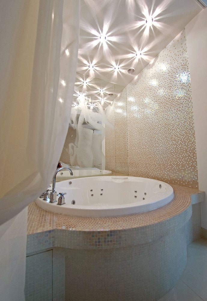 Honeymoon Suite