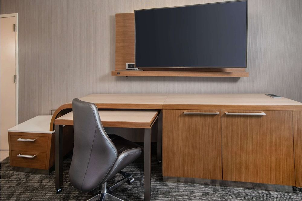 Sonesta Select Atlanta Norcross Suite, 1 King Bed with Sofa bed 5