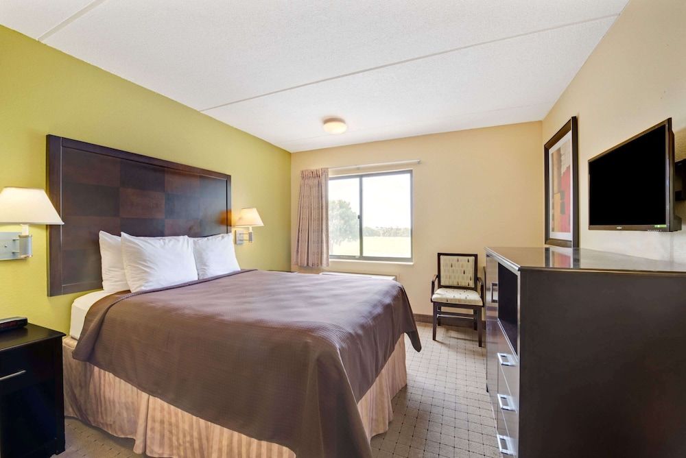 Room, 1 King Bed, Accessible, Non Smoking (Mobility/Hearing, tub w/grab bars)