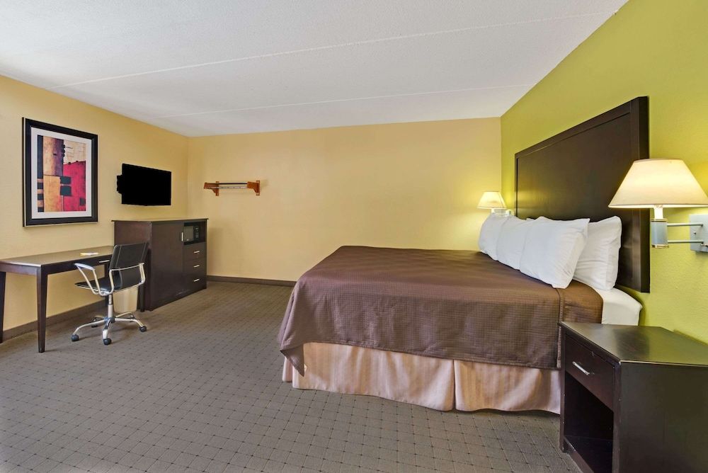 Room, 1 Queen Bed, Accessible, Non Smoking (Mobility/Hearing,roll-in shwr)