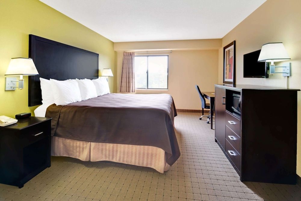 Room, 1 King Bed, Accessible, Non Smoking (Mobility/Hearing, tub w/grab bars)