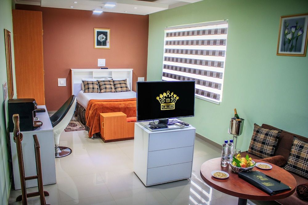 New Fairmount Hotel and Casino Executive Suite, 1 Queen Bed, Garden View 4