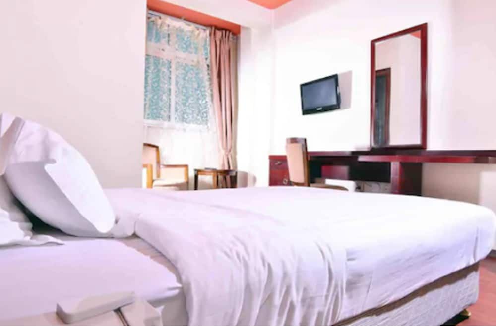 undefined Adams Hotel 6