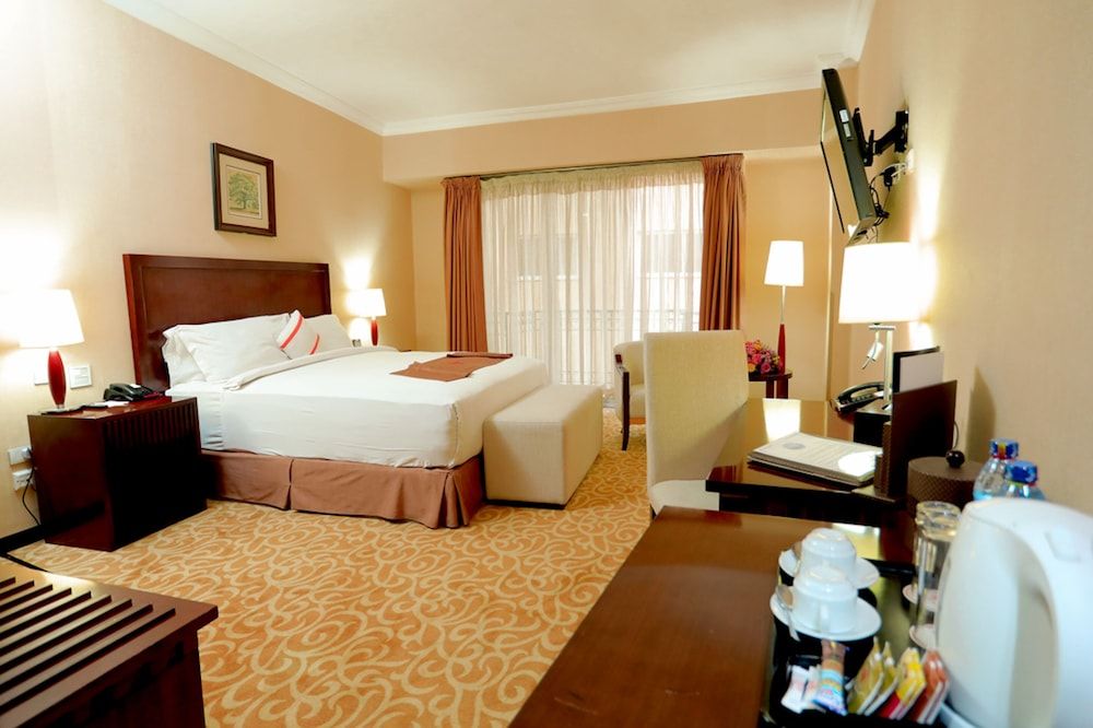Capital Hotel & Spa Standard Room, 1 King Bed 4