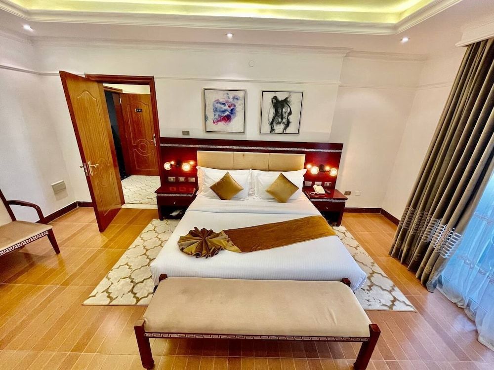 Base Ethiopia international hotel Executive Suite, 1 King Bed, Balcony, City View