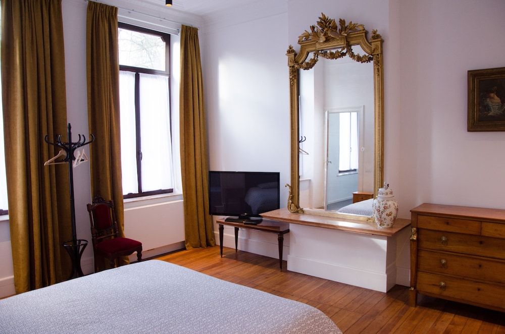 undefined Albert Molière 8