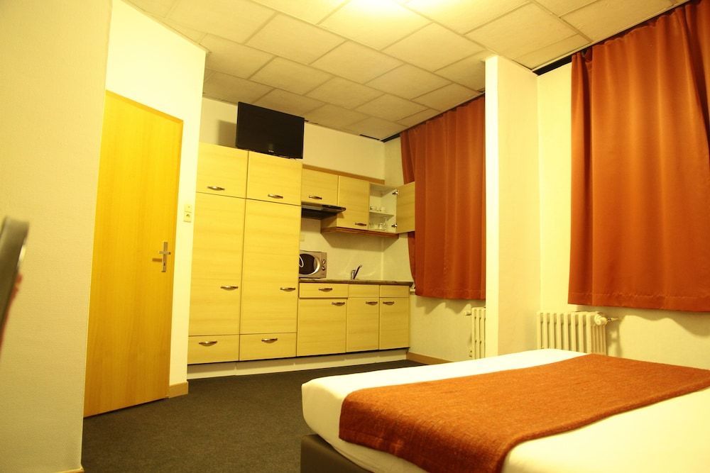 Studio, Kitchenette