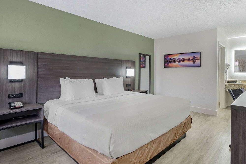 Quality Inn & Suites Orlando East - UCF Area Standard Room, 1 King Bed, Non Smoking