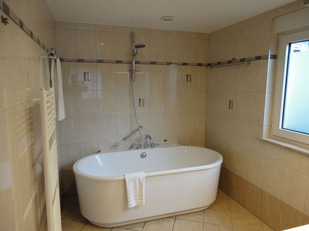 Deep Soaking Bathtub