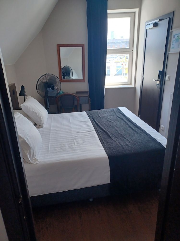 Hotel Le Quinze Grand Place Brussels Double Room (No Grand Place View) 8