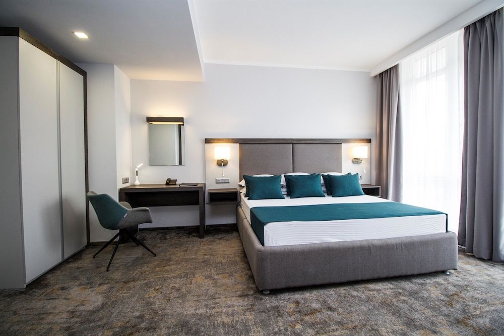 Executive Suite, 1 King Bed, Non Smoking, Balcony (Living Room)