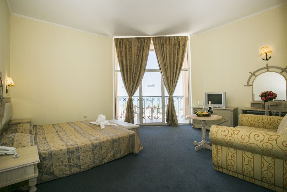 Two Bedroom Studio with Sea View