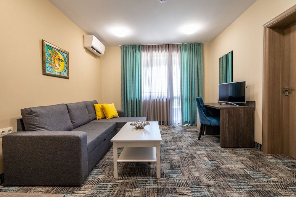 Plaza Hotel Junior Suite, Balcony 9