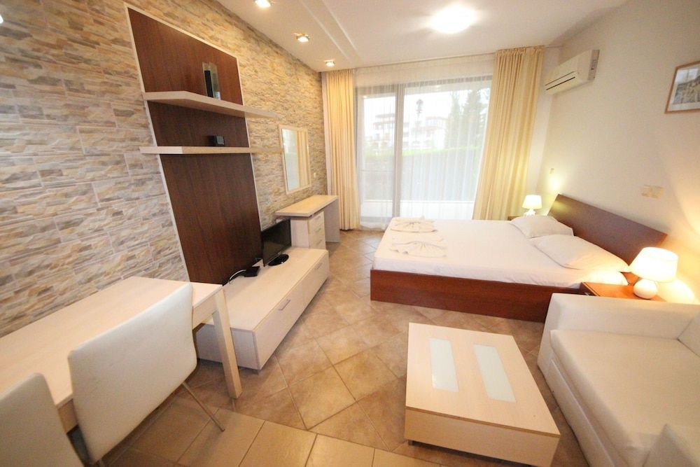 Deluxe Studio, Pool View