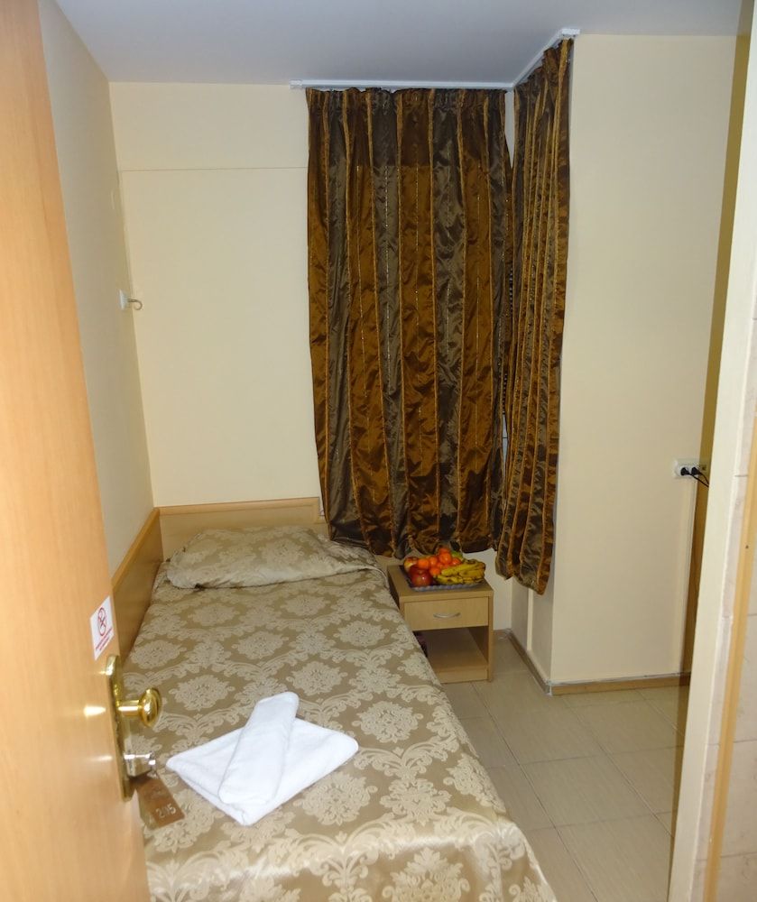 Victoria Hotel Single Room 8