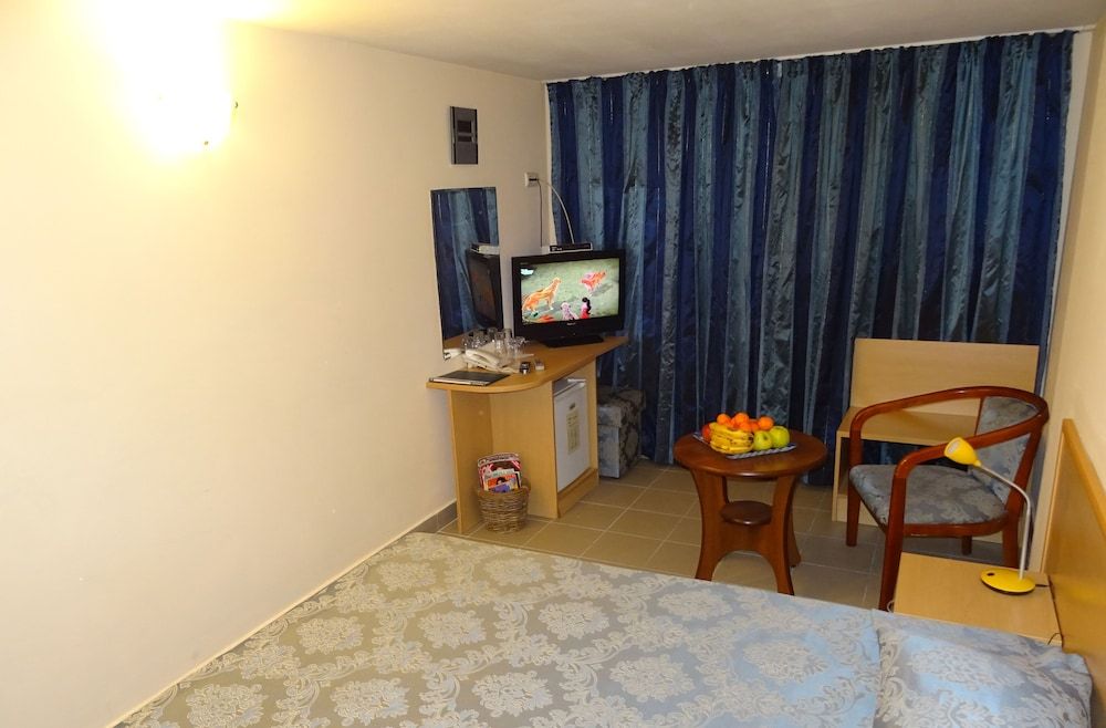 Victoria Hotel Ground floor Room (With Window) 8