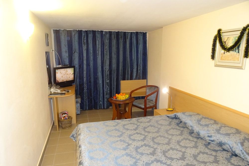 Victoria Hotel Ground floor Room (With Window)