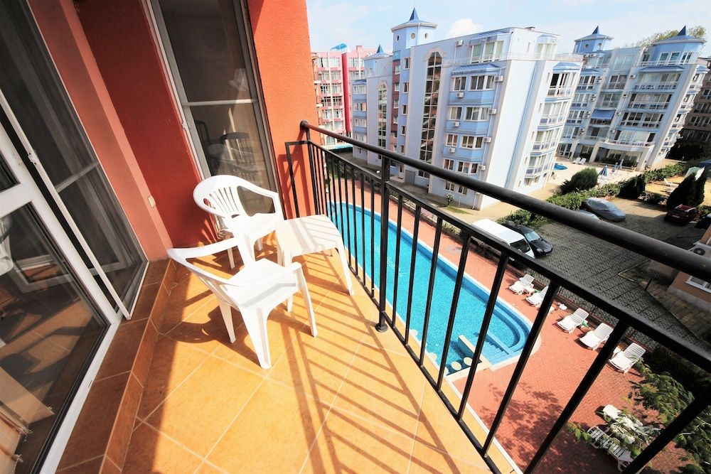 Comfort Apartment, Pool View