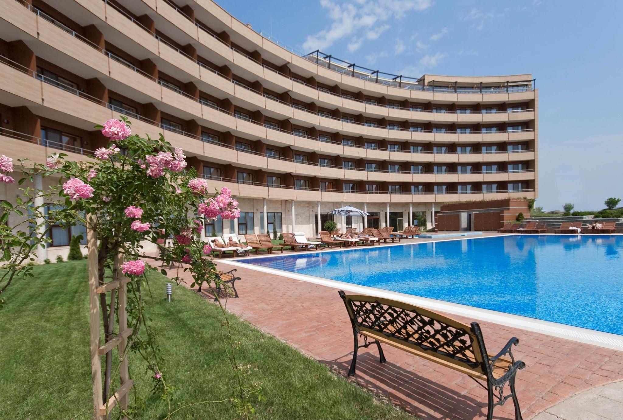 swimming pool [outdoor]