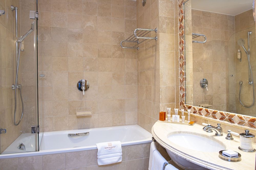 Hôtel Les Armures Deluxe Room 8