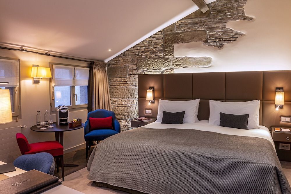 Hôtel Les Armures Deluxe Room 2