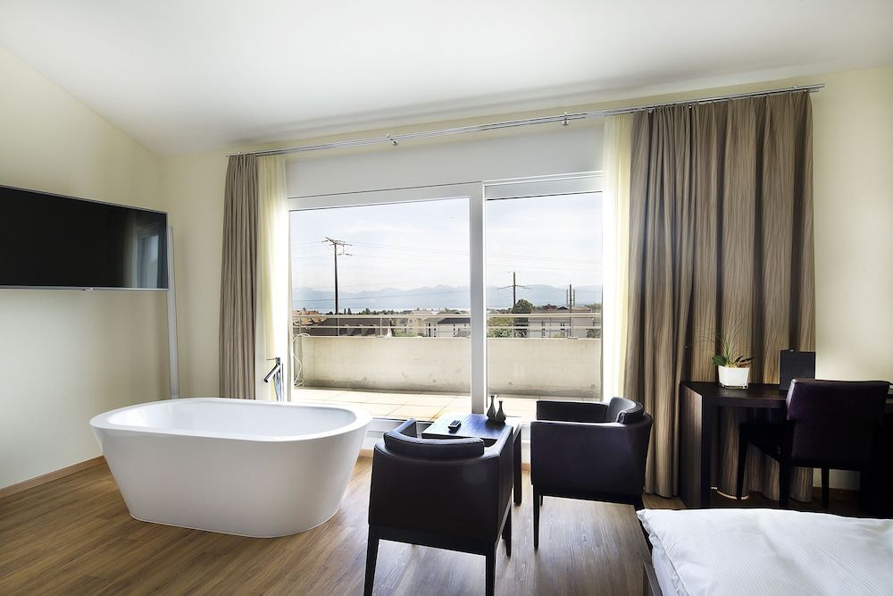 Hôtel Glanis Junior Double Room, Bathtub, Lake View 2