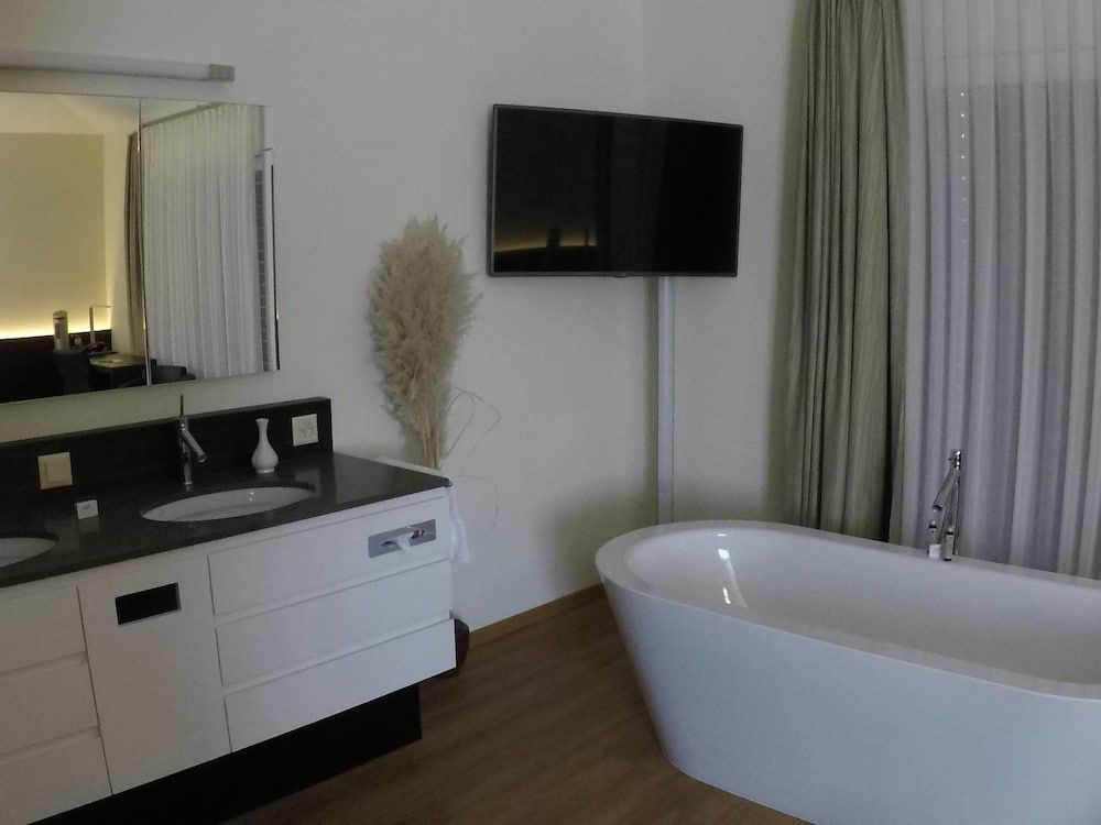 Hôtel Glanis Junior Double Room, Bathtub, Lake View 14