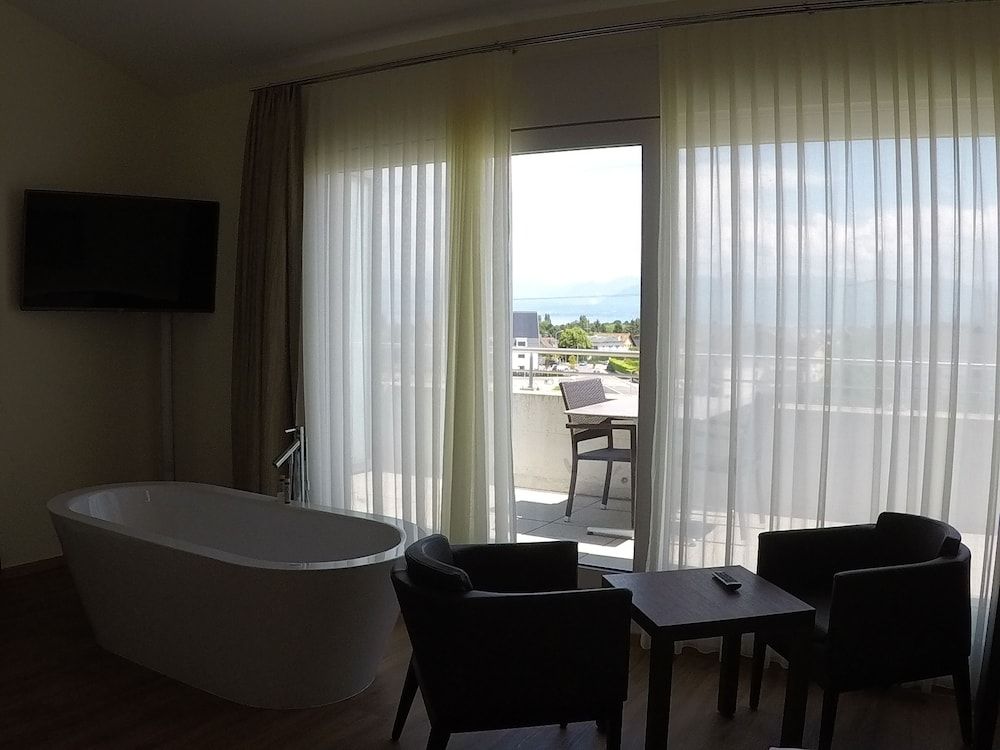 Hôtel Glanis Junior Double Room, Bathtub, Lake View 8