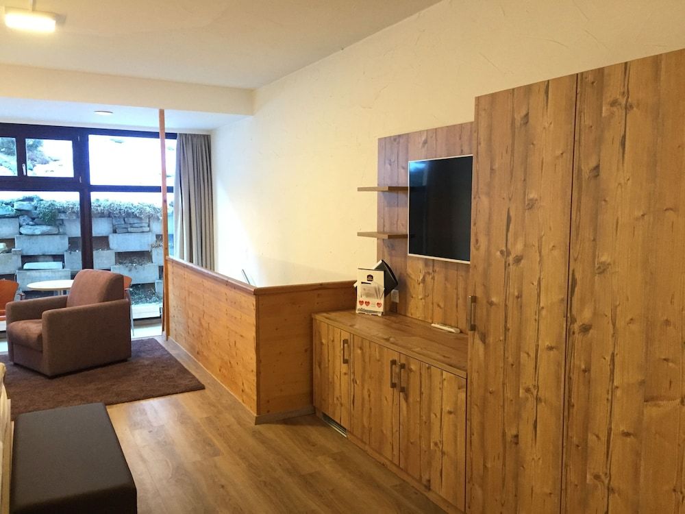 Zermatt Budget Rooms Large Double Room - No View - Souterrain 7