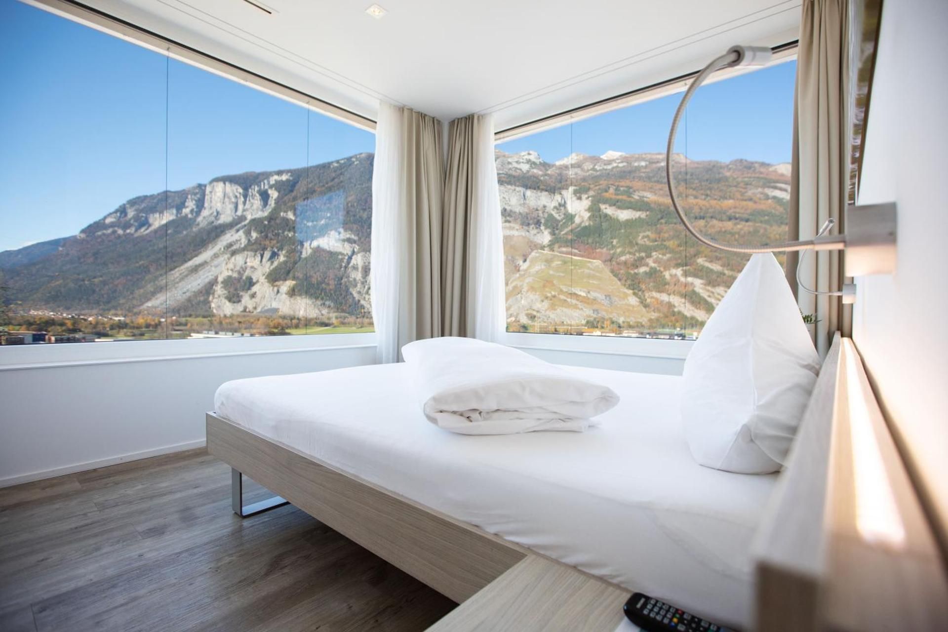 Superior "Corner" Room With 1 Double Bed, Mount Ain View