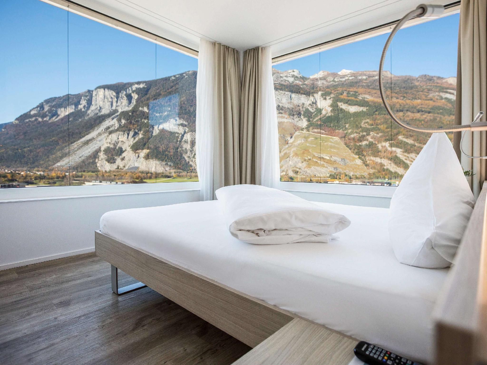 Comfort room with 1 double bed